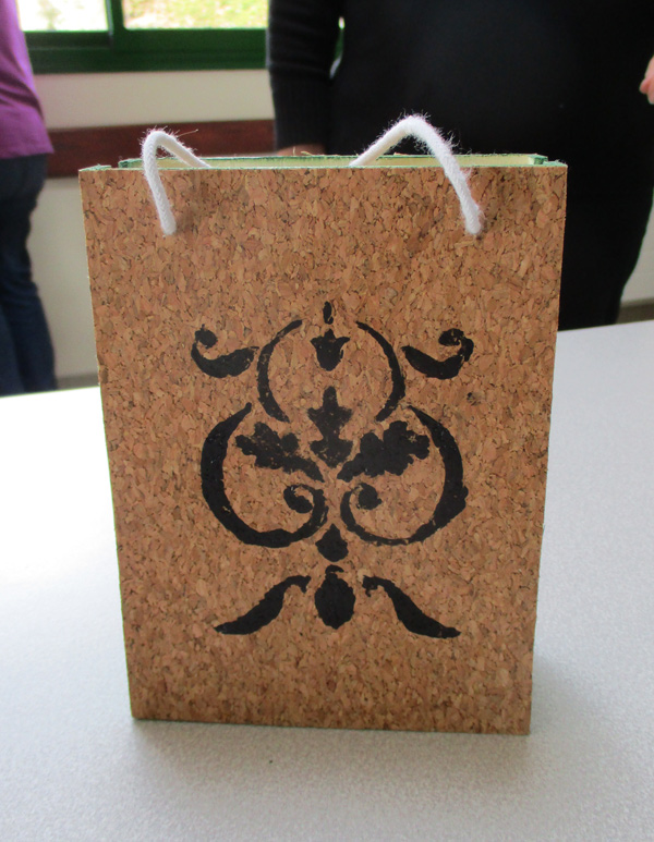 Un sac en bois recouvert de liège décoratif